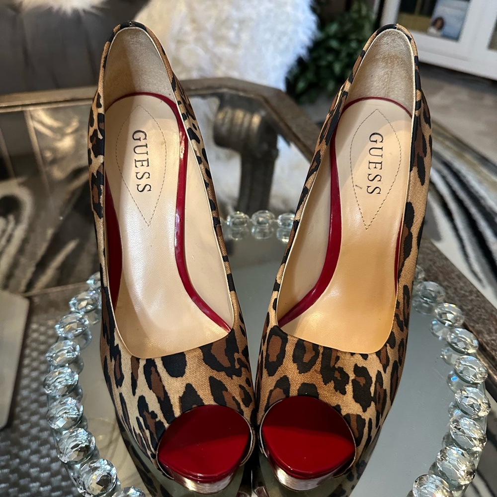 🌹🌹GUESS Animal Print Peep Toe Heels with Red Accent🌹🌹